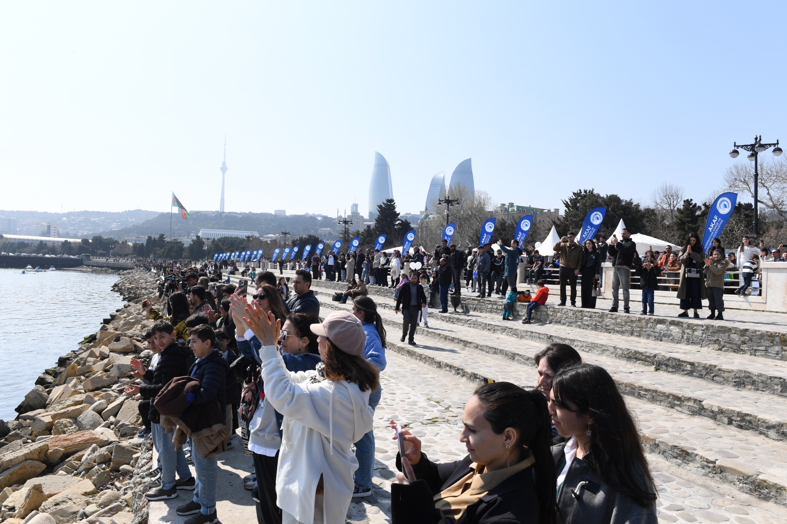 Bakıda Xəzərin suları avarçəkmə və yelkənli qayıqlarla bəzəndi (FOTO)